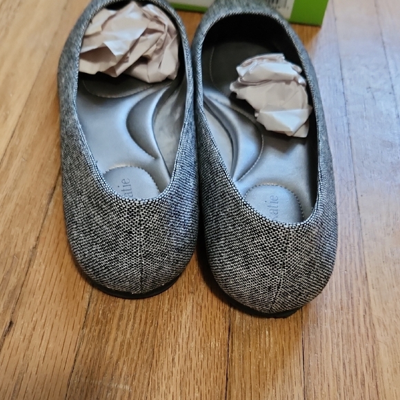 Kelly & Katie Women's Black And White Monica Flats - Picture 6 of 7